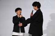 松居大悟（左）に「僕への手紙も出てくるかと」とポケットを指さす佐藤寛太（右）。