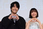 手でハートを表現する佐藤寛太（左）と見上愛（右）。