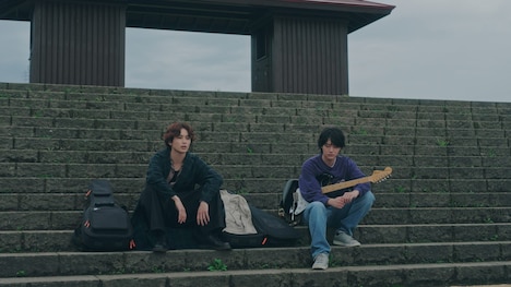 左から草川拓弥演じる神木竜、櫻井海音演じる松重瑛斗。