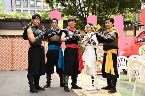 左からケイン・コスギ、土田大、小川輝晃、広瀬仁美、河合秀。