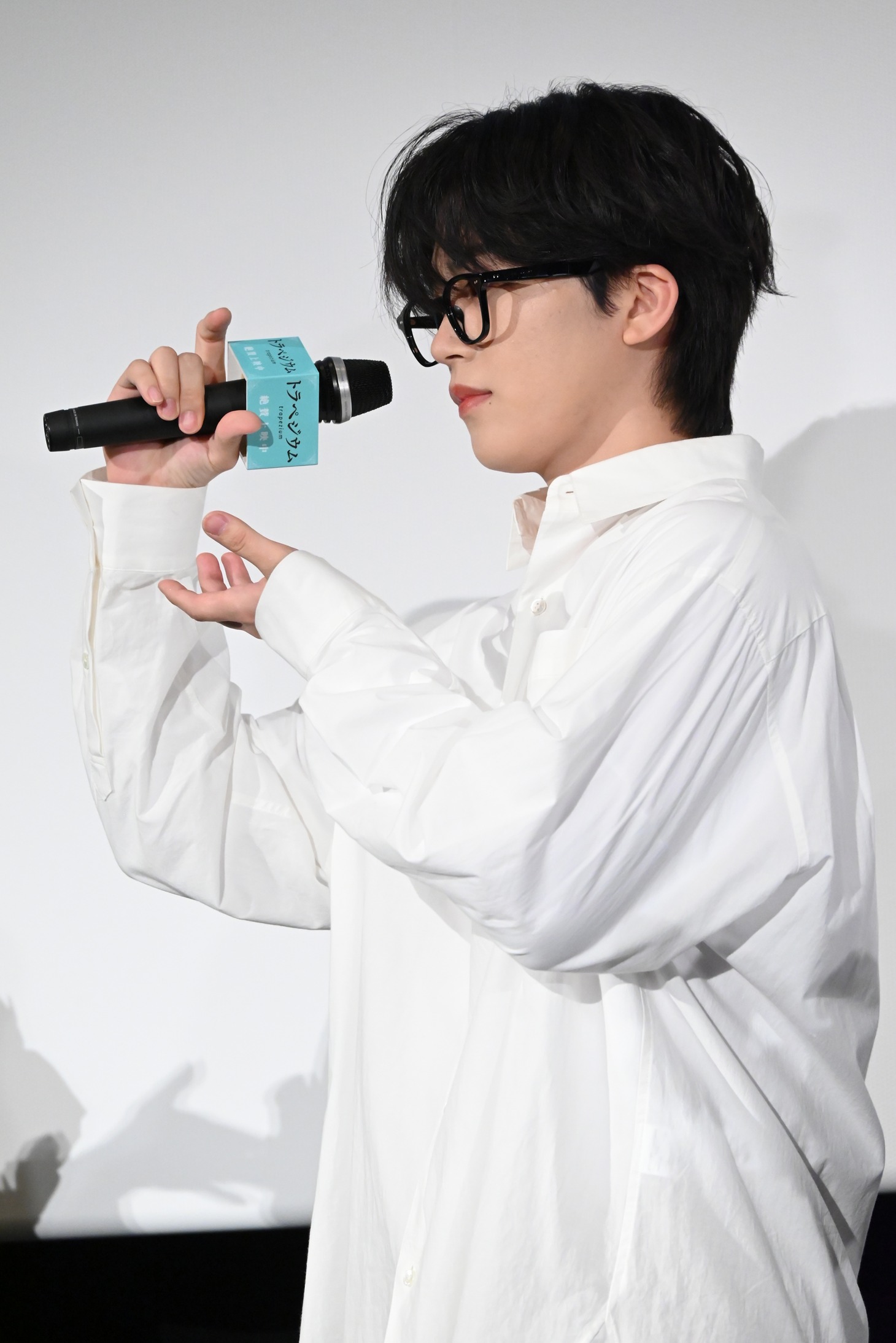 演じたキャラクターにちなんで、撮影するポーズを取る木全翔也。