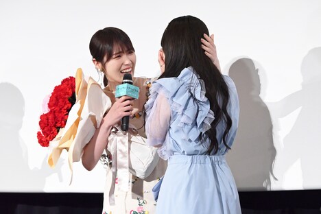 涙を見せる結川あさき（右）と、優しく触れる高山一実（左）。