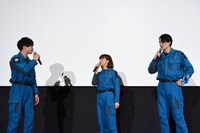 左から梶原颯、搗宮姫奈、蕨野友也。