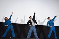 “SKaRD体操”をする搗宮姫奈（左）、戸塚有輝（中央）、蕨野友也（右）。