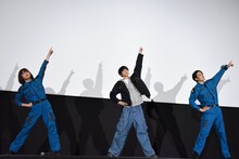 “SKaRD体操”をする搗宮姫奈（左）、戸塚有輝（中央）、蕨野友也（右）。