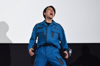 “SKaRD体操”をする蕨野友也。