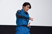 “SKaRD体操”をする蕨野友也。