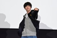 “SKaRD体操”をする戸塚有輝。