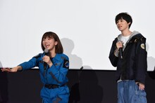 松本大輝の登場に驚く搗宮姫奈（左）と戸塚有輝（右）。