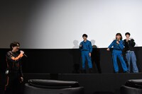 松本大輝（左）の登場に驚くキャスト陣。