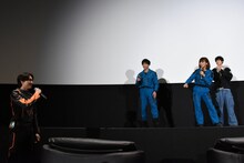 松本大輝（左）の登場に驚くキャスト陣。