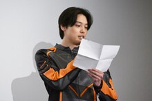 伊藤祐輝の手紙を代読する松本大輝。