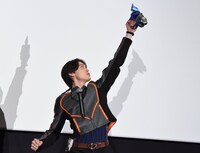 変身する松本大輝。