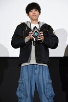 変身する戸塚有輝。