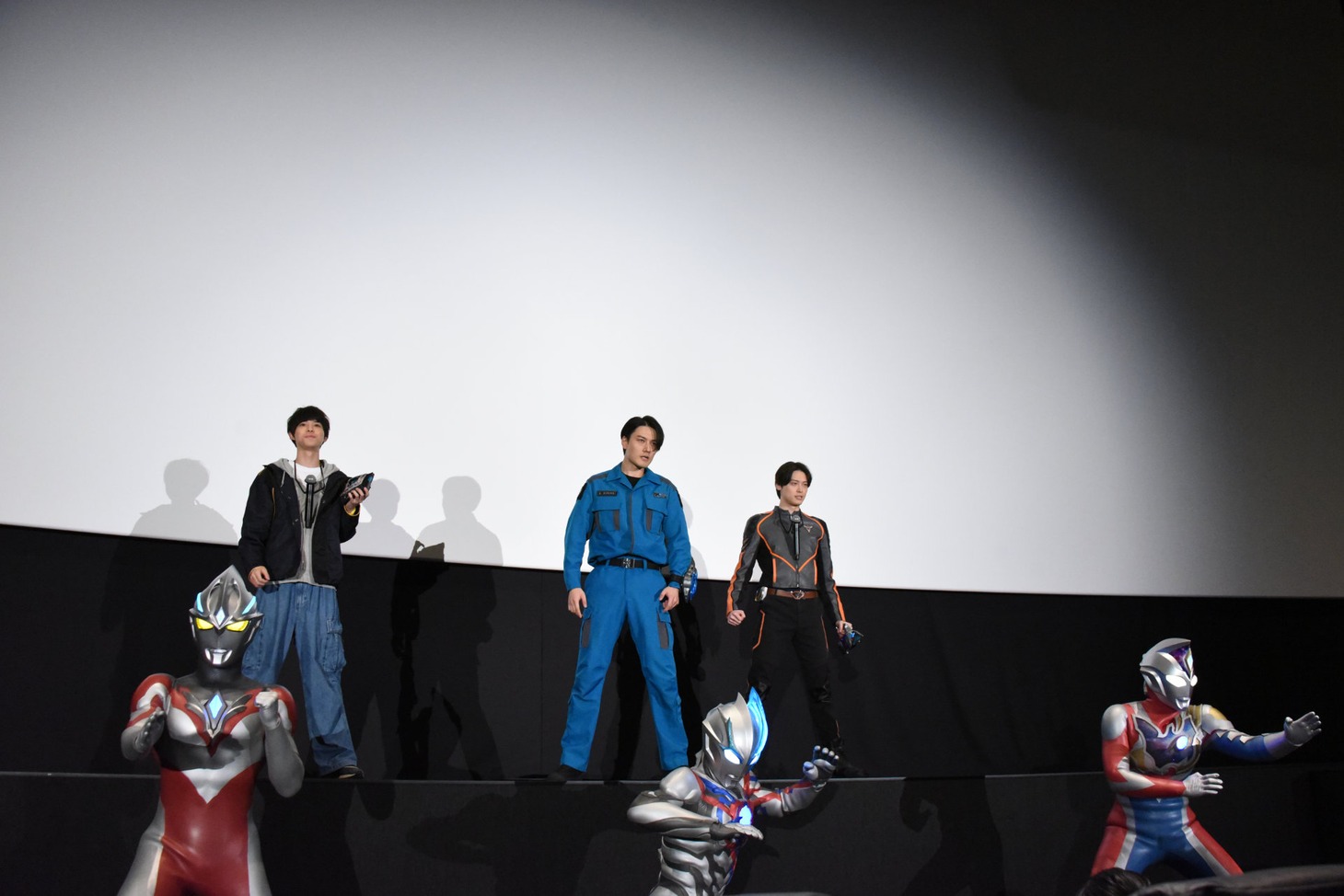 ウルトラマンアーク（左）、ウルトラマンブレーザー（中央）、ウルトラマンデッカー（右）が一緒に変身する様子。