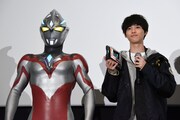 左からウルトラマンアーク、戸塚有輝。