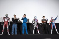 左からウルトラマンアーク、戸塚有輝、蕨野友也、ウルトラマンブレーザー、松本大輝、ウルトラマンデッカー。