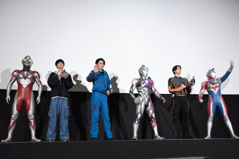 左からウルトラマンアーク、戸塚有輝、蕨野友也、ウルトラマンブレーザー、松本大輝、ウルトラマンデッカー。