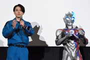 左から蕨野友也、ウルトラマンブレーザー。