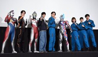映画「ウルトラマンブレーザー THE MOVIE 大怪獣首都激突」グランドフィナーレ舞台挨拶の様子。左からウルトラマンデッカー、松本大輝、ウルトラマンアーク、戸塚有輝、蕨野友也、ウルトラマンブレーザー、搗宮姫奈、内藤好美、梶原颯。