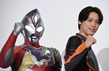 左からウルトラマンデッカー、松本大輝。