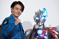 左から蕨野友也、ウルトラマンブレーザー。