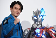 左から蕨野友也、ウルトラマンブレーザー。
