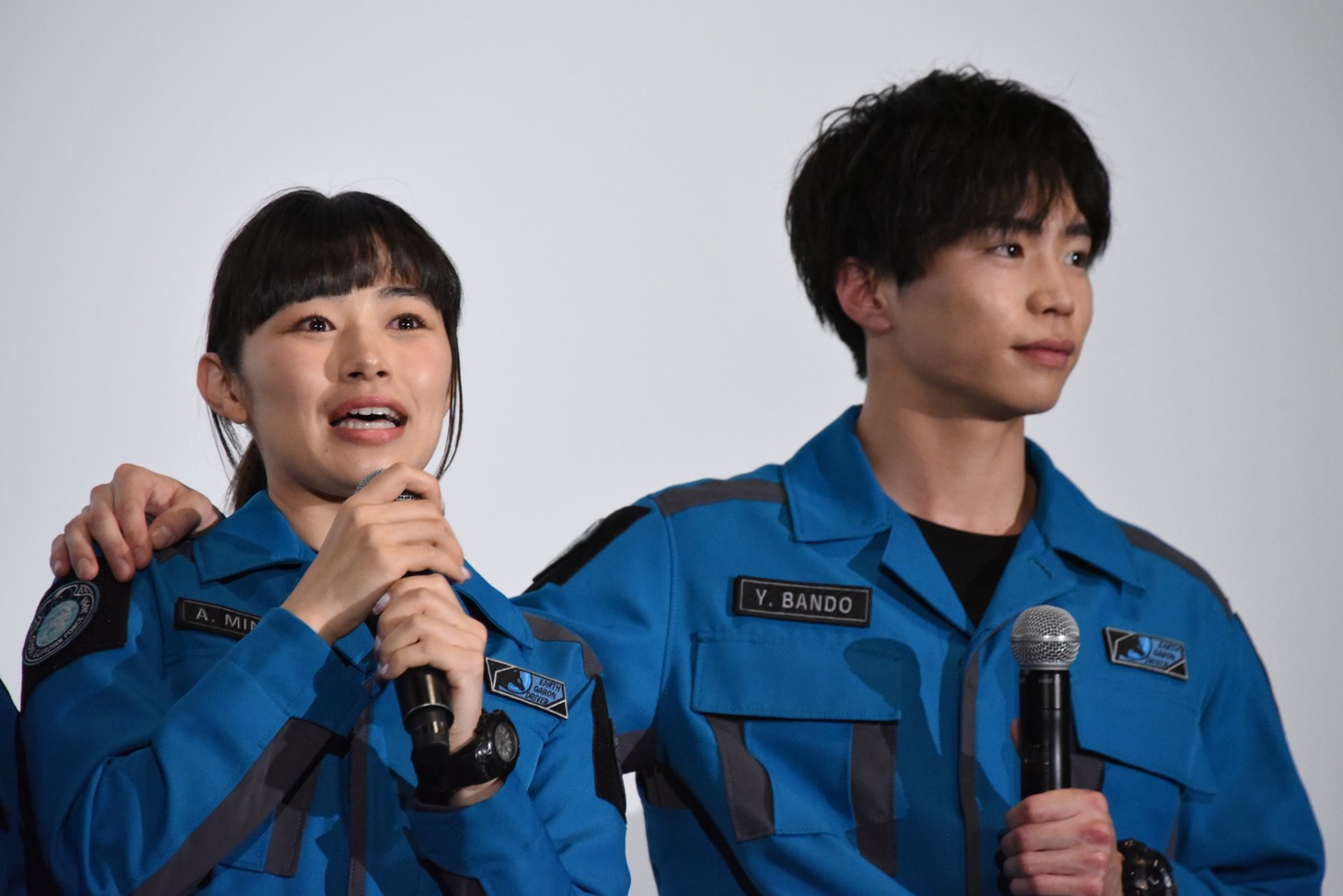 左から内藤好美、梶原颯。