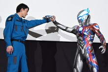 左から蕨野友也、ウルトラマンブレーザー。