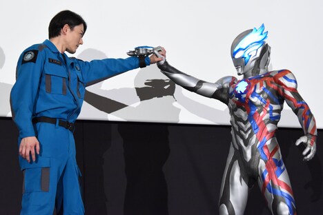 左から蕨野友也、ウルトラマンブレーザー。