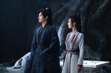中国ドラマ「黒豊と白夕～天下を守る恋人たち～」より、ヤン・ヤン（楊洋）演じる黒豊息（左）、チャオ・ルースー（趙露思）演じる白風夕（右）。