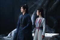 中国ドラマ「黒豊と白夕～天下を守る恋人たち～」より、ヤン・ヤン（楊洋）演じる黒豊息（左）、チャオ・ルースー（趙露思）演じる白風夕（右）。