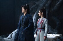 中国ドラマ「黒豊と白夕～天下を守る恋人たち～」より、ヤン・ヤン（楊洋）演じる黒豊息（左）、チャオ・ルースー（趙露思）演じる白風夕（右）。