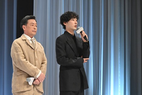 光石研（左）と上杉柊平（右）。