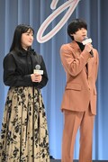 菅野美穂（左）と松村北斗（右）。