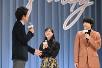 大泉洋（左）のボヤきに応じる松村北斗（右）と、笑顔で見守る菅野美穂（中央）。