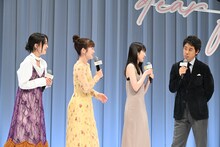左から新井美羽、川栄李奈、福本莉子、大泉洋。