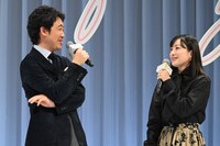 “夫婦コント”を繰り広げる大泉洋（左）と菅野美穂（右）。