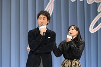 大泉洋（左）をたしなめる菅野美穂（右）。