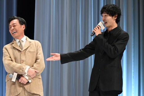 光石研（左）が「ずっとふざけてる！」と証言する上杉柊平（右）。