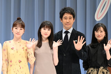左から川栄李奈、福本莉子、大泉洋、菅野美穂。