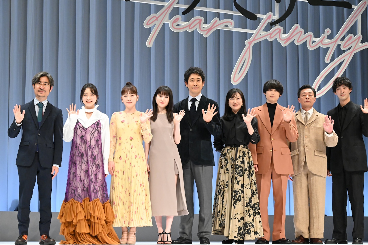 「ディア・ファミリー」完成披露試写会の様子。左から月川翔、新井美羽、川栄李奈、福本莉子、大泉洋、菅野美穂、松村北斗、光石研、上杉柊平。
