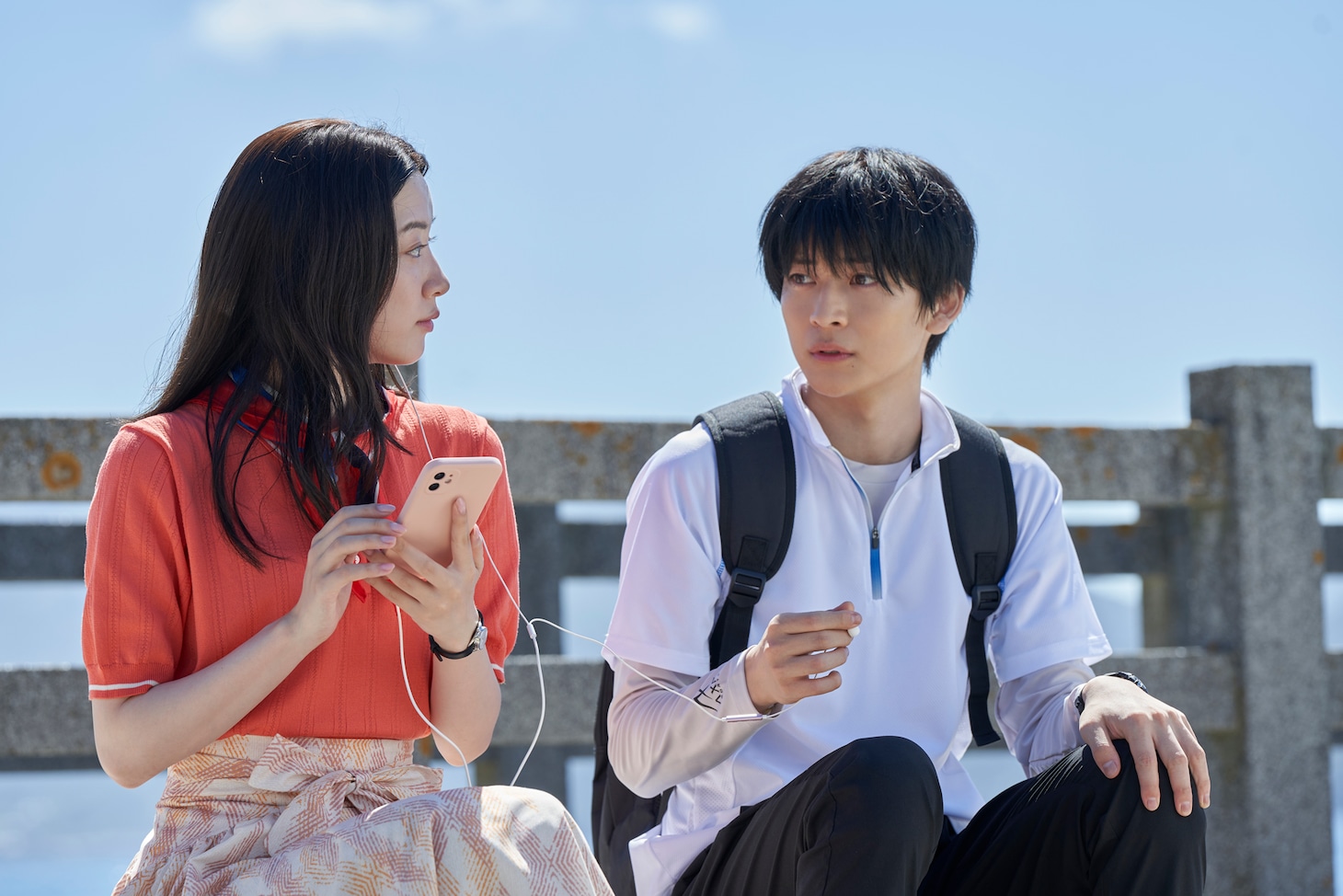 「からかい上手の高木さん」より、左から高木さん役の永野芽郁、西片役の高橋文哉。(c)2024映画『からかい上手の高木さん』製作委員会 (c)山本崇一朗／小学館