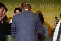 サインを書くレイナルド・マーカス・グリーン。