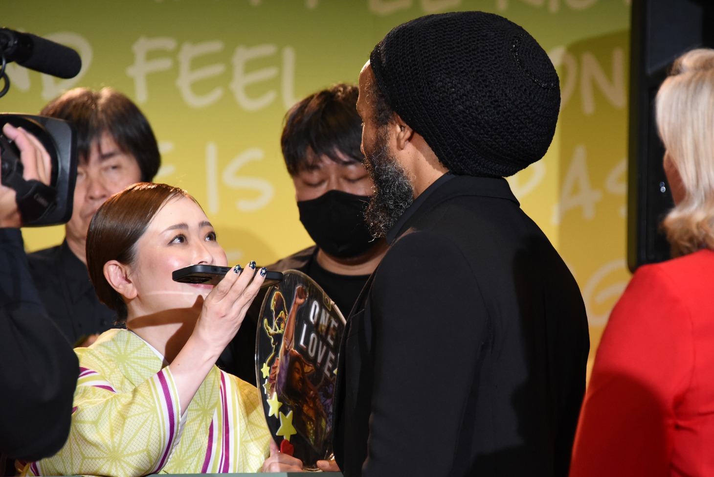 ファングリーティングをするジギー・マーリー。