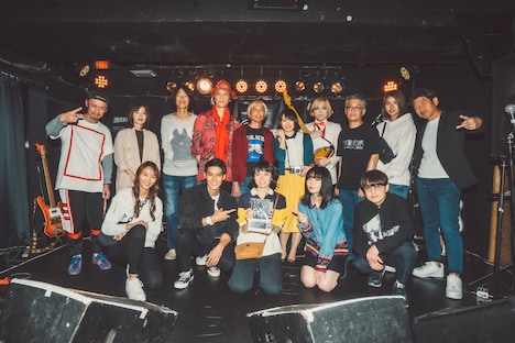 「KYロック！」より、ライブシーン撮影終了後の集合写真。