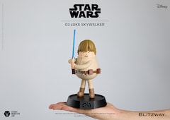 スター・ウォーズ」SMLコラボフィギュア発売、体育座りのダース 