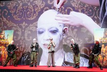 小峠英二のメイクの様子。