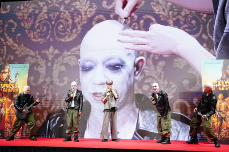 小峠英二のメイクの様子。