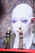 小峠英二のメイクの様子。